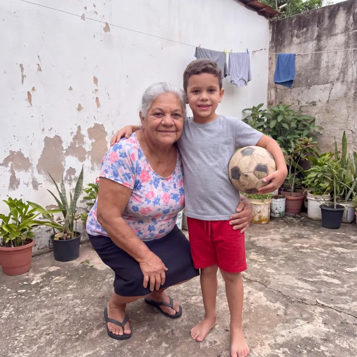 Dona Zilda com o neto Davi